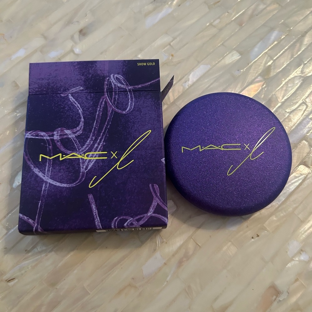 Limited edition!!! Brand new, never used. Glow all year round!